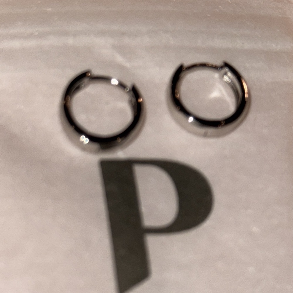 Elegant Gold Hoop Earrings - Picture 5 of 7